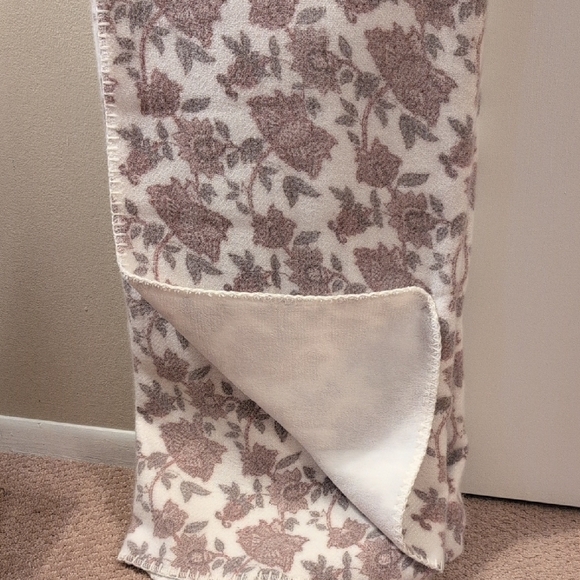 Harlow Fine Linens Floral Reversible Throw in Cream and Brown NWT - Picture 9 of 9